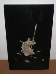 placa laca época Meiji Japón. Incrustaciones de hueso y marfil2067. R
