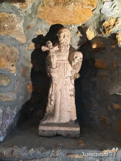 873-H Figura de Fraile (San Francisco) en piedra.0,61 x 0,21 cms. Antigua