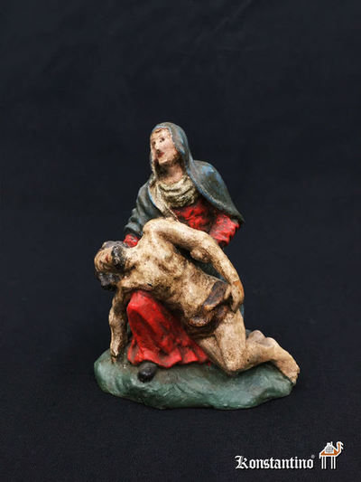 1901-C Piedad. María con Jesucristo yacente.  Reproducción de pieza del siglo XVIII en madera. 15,5 x 16 cms. Europa