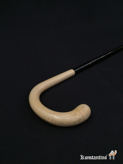 1328-C. Bastón con metal y mango blanco. Europa Circa de 1900. 91 cms