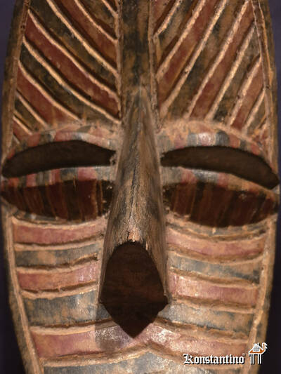 542-Afri  Máscara ceremonial africanacon edad y pátina  33x19 cms 