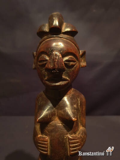 415-Afri  Figura femenina africana antigua con pátina  28x8 cms