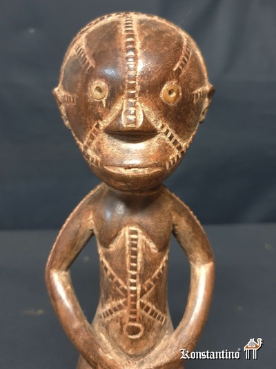 1054-Afri  Figura femenina con edad en madera  27x8cms