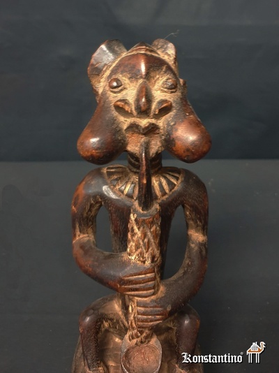 422-Afri  Figura africana con pipa  28x10 cms