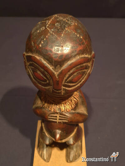 1426-Afri  Pieza africana  con edad en madera  22x10 cms