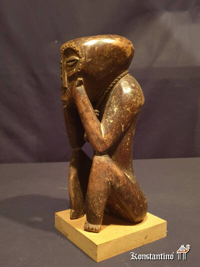 1055-Afri  Figura africana antigua en madera 24x10 cms 