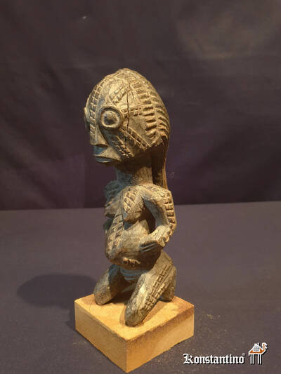 759-Afri  Figura femenina africana en madera con edad  17x6 cms