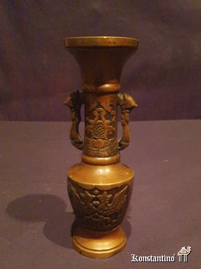 7-H  Jarroncito antiguo de bronce con relieves  14x6 cms