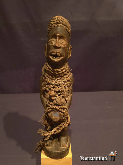 720-Afri  Figura africana en madera 27x11x7 cms