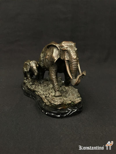 199-C Pareja de elefantes (madre e hijo) en bronce. Europa 1ºs S. XX. Medidas: 0,20  x 0,30 cms.(VENDIDO)