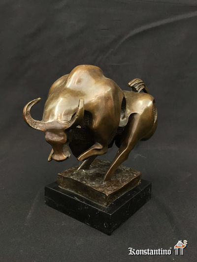 216-C Toro de bronce del S. XX.Firmado por Milo. Medidas: 31 x 34 x 12 cms