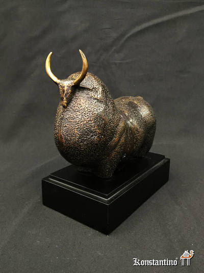 1906-C Toro de bronce con peana  Europa S. XX. Medidas: 29 x 26 x 16 cms