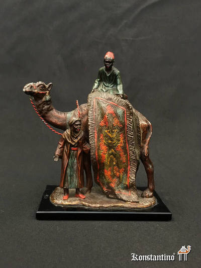 1733-C Escultura policromada de bronce, Arabe con camello y alfombra. Judios Vieneses, 1ºs del S. XX, 18,5 cms