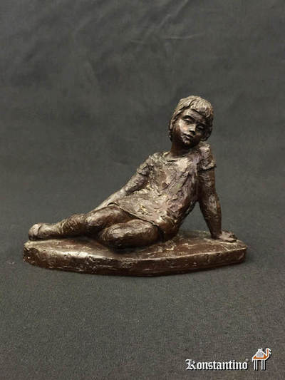 97-C Niña pensando. Bronce inglés de mediados del S. XX. Medidas: 20 x 15 cms