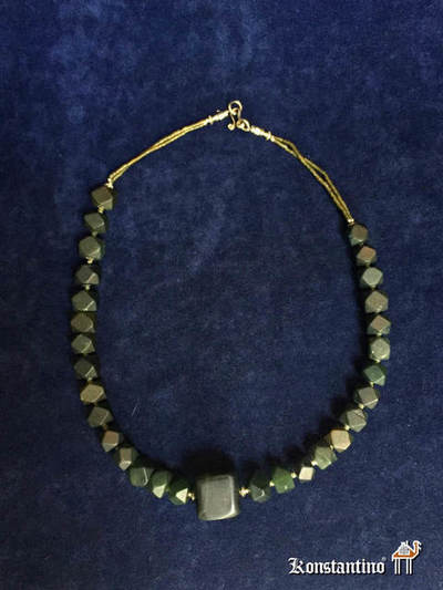 30954-H. Collar de piedras talladas de Jade. VENDIDO