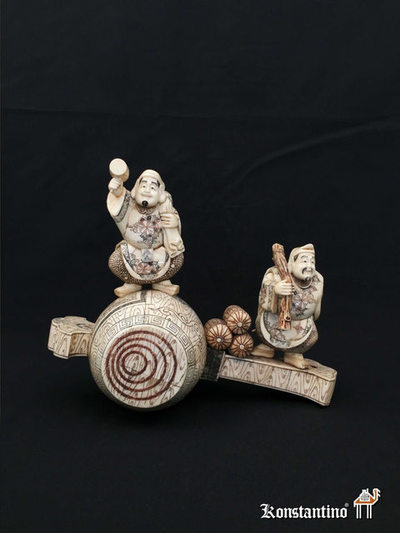 202-C Figuras de pescadores sobre balsa, en hueso de buey de agua. Japón 1ºs S. XX, 31 x 38 cms