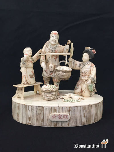 284-C Escena con tres figuras en hueso de buey de agua. China 1ºs S. XX, 28 x 26 cms