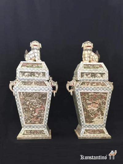277-278-C  pareja de urnas-Jarrón con relieves y tapa con figura Fu (hueso de buey de agua), China 1ºs del S. XX, 90 x 46 x 24 cms