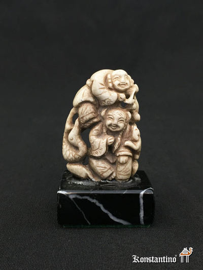 2129-C Figura de piedra, Hombre sobre hombros de otro, 1ºs S XX 6 x 4 cms (VENDIDA)