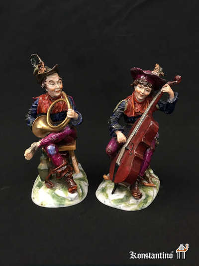 1470-71C  Pareja de músicos en porcelana de Capo di Monte, Italia S.XX.19 cms