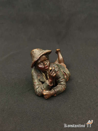 1875-C Figura de niño negro acostado de Bloch Beriuhardt (1836-1909), Alemania. 9,2 x 20 x 7 cms