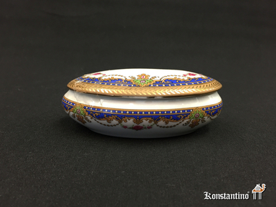 701-C Cajita oval de porcelana de Limoges, Francia, S.XX, 12 x 7,5 cms