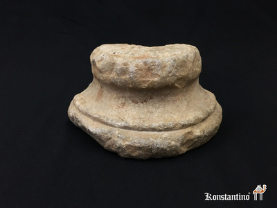 43-C Fragmento en piedra de capitel de la época romana, España italica