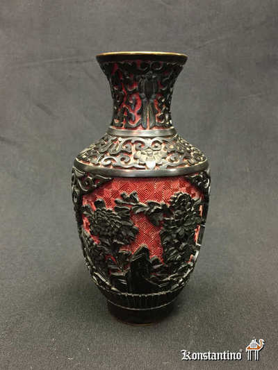 908-C Jarrón negro lacado sobre bronce con relieves, China 1ºs S: XX, 17 cms (VENDIDO)