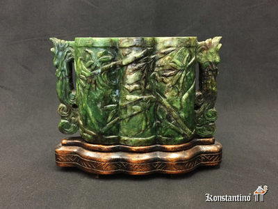 1717-C Jarrón o florero en jade verde con relieves, base de madera con relieves, China Fin S.XIX , principios S. XX, 18, 5 cms (VENDIDO)