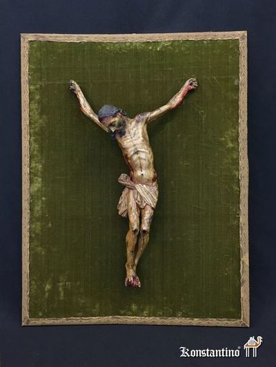 179-H Cristo en madera sobre retablo, 49 x 31 cms. (70 x 54 cms.)