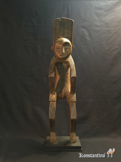 1173-Afri   081x017    Figura Antigua madera con patina de la etnia Mbole en la actual R.D del Congo