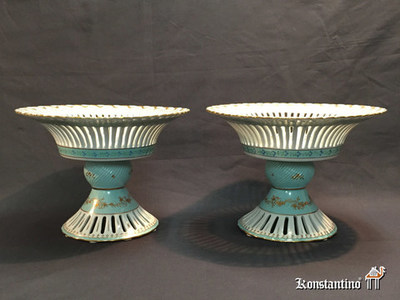 134-135-C        030x022   Centro de mesa en porcelana policromada  pintada a mano de Sevres (firmada). Francia (pareja)