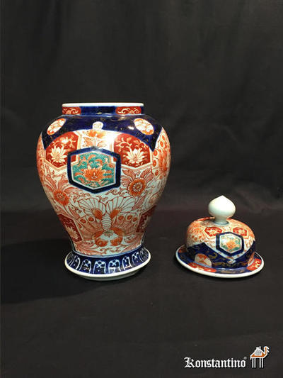  308-C     36,5       Tibor (jarrón con tapa) época Imarí circa 1900, en porcelana policromada