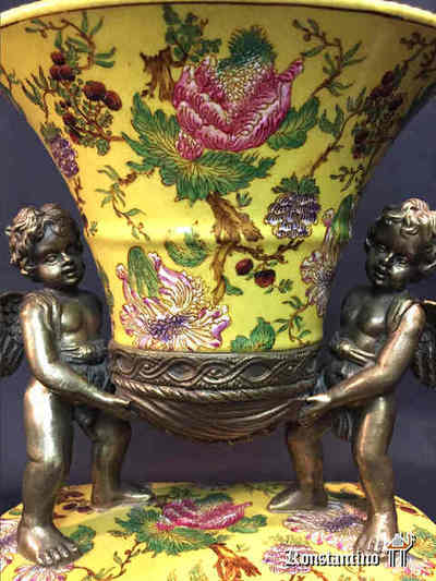 130-C 27 cms   Adele Carey. Centro de mesa con ángeles, bronce y porcelana