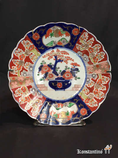 1338-C      28 cms            Plato policromado China o japón de la época Imarí.