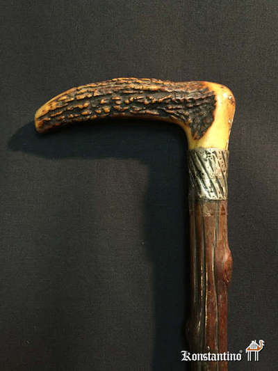 1270-C                               Bastón con puño de asta, en madera.Europa 