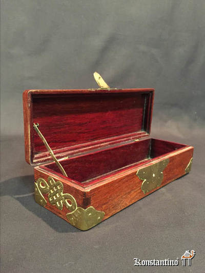 101-C  23x6  Cajita de madera y bronce antigua. China