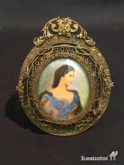 1039-C  11x5   Miniatura con marco de metal, retrato sobre marfil, Europa circa de 1900