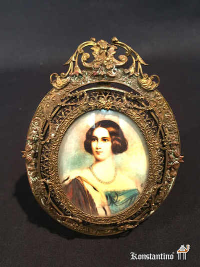 1038-C  11x5   Miniatura con marco de metal, retrato sobre marfil, Europa circa de 1900