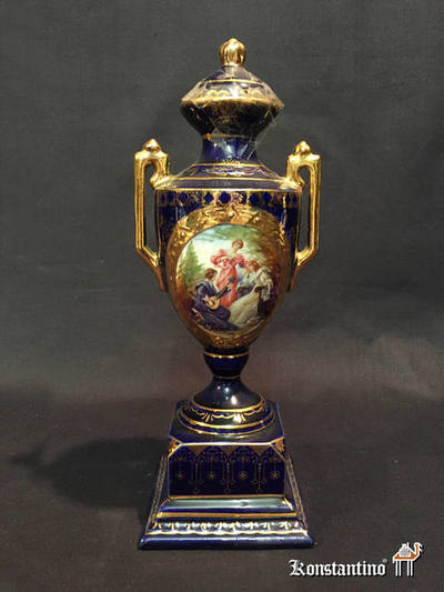 362-C  21,5   Jarron de porcelana estilo Viena, finales del s.xix a principios del S.XX .