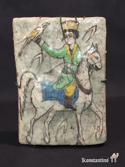 561-C  18x13  Azulejo de cerámica policromado y decorado. Persia (Irán S,XIX),Escena de cetrería