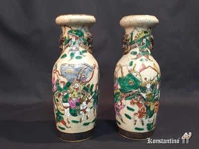 1243-44-C      25 cms Jarrón japonés (Pareja) con escenas de guerra. Japón 1ºos s.XX