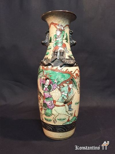 1242-C      29 cms Jarrón japonés (Juego con 243y 244) con escenas de guerra. Japón 1ºos s.XX