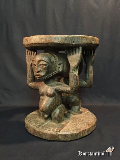 428-Afri 30x36 Taburete antiguo de la etnia Luba-Homba en el actual Congo. 2 figuras con patina, pieza de uso