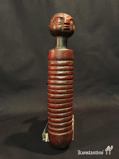 1428-Afri   29x 5  Rasca  Instrumento musical en madera s. XX de la etnia Zande en el actual Congo.
