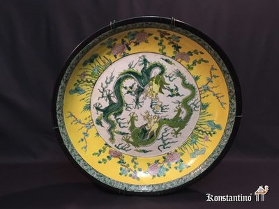 368-C  45,5cms   Plato periodo Kangxi de la dinastía Qing. Policromado, decorado con escenas de Dragón y florales