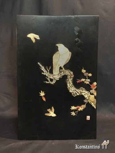 2096-C    60x36   Panel de madera lacado con piedra y madre perla, Japón fin XIX al XX, con un desperfecto