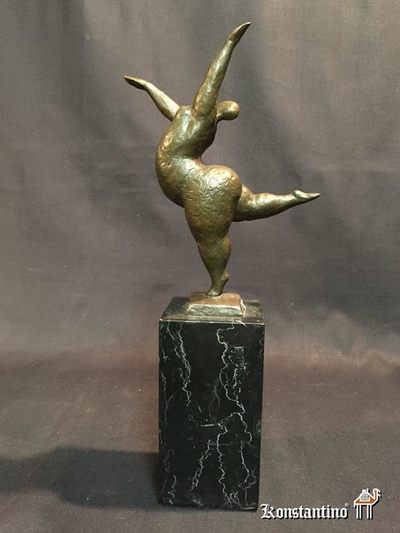 1709-C  34 cms con peana.   Bailarina de bronce del autor portugués Miguel Fdez López 1955