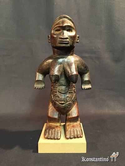 1200-Afri   Figura femenina de la etnia Bembe. R.D del Congo. S: XIX, 26x13 cms