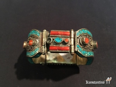 31065-H   Brazalete con apertura de piedra y variada y plata, semiantiguos
